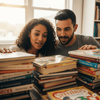 Kinderbücher mit Bedacht auswählen – für Leseförderung, Bildung & gemeinsame Familienzeit in Deutschland 📖✨ Elternpaar durchsucht gemeinsam in einem großen Stapel bunter Kinderbücher in einer Buchhandlung in Deutschland – Symbol für bewusste Buchauswahl & Leseförderung in der Familie.