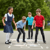 Lesen fördert Teamgeist, Empathie & Lernfreude – Grundschulkinder beim gemeinsamen Toben auf dem Pausenhof. 💡📚 Gruppe fröhlich spielender Grundschulkinder auf einem Schulhof in Deutschland – Symbol für soziale Entwicklung, Bewegung & kindgerechtes Lernen im Schulalltag.