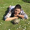 Barbara Rath mit Schildkröte Hektor im Garten 🐢 Autorin Barbara Rath sitzt in ihrem Garten neben Hektor, einer kleinen, schuppigen Schildkröte aus ihrem „Krötodrom“; Naturmotiv mit persönlichem Bezug. 🐢🌱