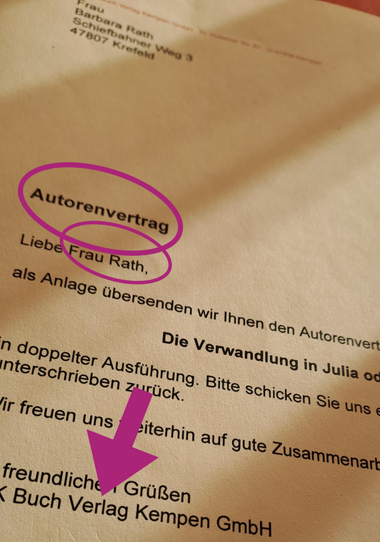 Foto vom Autorenvertrag zwischen dem BVK und Barbara Rath bezueglich des Romans über Kafkas Käfer